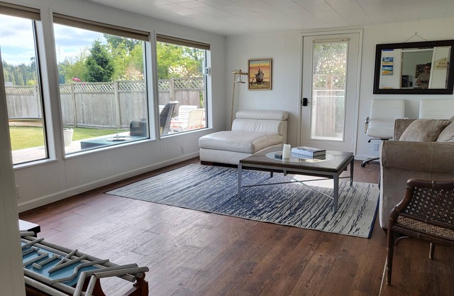 KINGSTON Beachfront Bungalow. 2 blocks to cafes/shops & Seattle Ferry