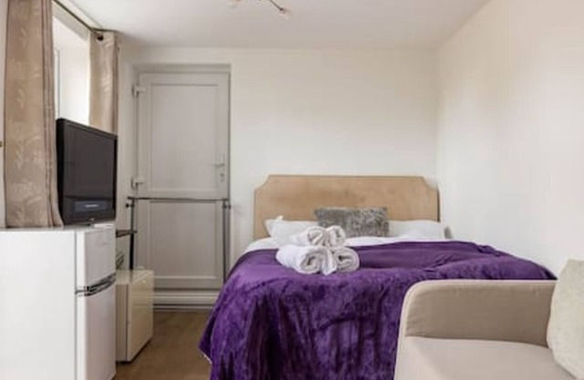 Kingston & Richmond Lux Brand new studio