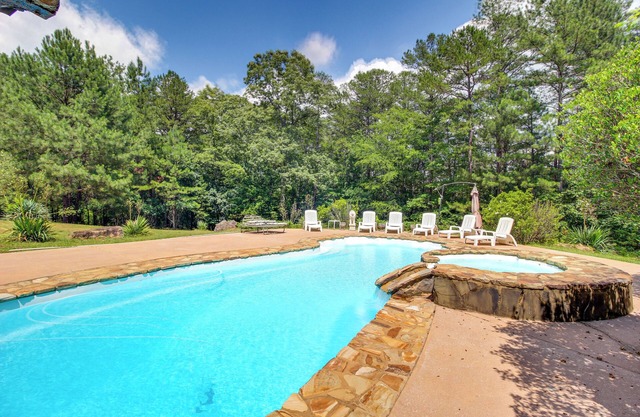 Kingston Home w/ Shared Pool - 23 Mi to Lakepoint!