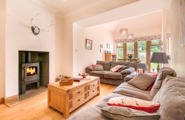 Kinnen Cottage - a cottage that sleeps 4 guests in 2 bedrooms