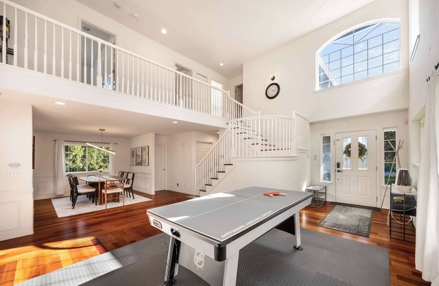 Kirkland Elegant 4B 2,5B Family Retreat with Designer Decor