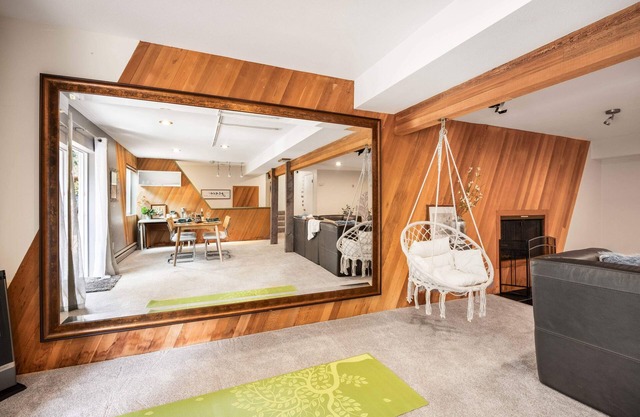 Kirkland Oasis: Chic Basement Retreat with Hot Tub