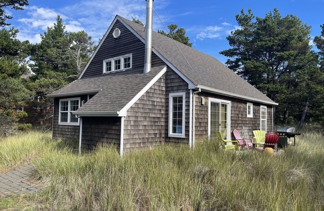 Kiwanda Cabana #176 - Steps to the beach, fun, sunny home! Dog OK.