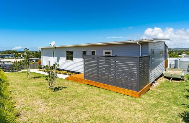 Kiwiana Daze - Modern, well-equipped, fully-fenced, family friendly home in quiet street