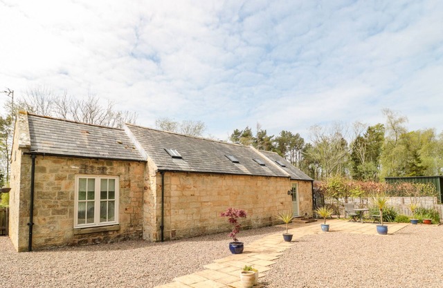 KIZZIE COTTAGE, pet friendly, with open fire in Warkworth