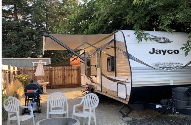 KJ Getaways "Glampsite" Affordable Short/Long Stays! Free On-Site Laundry Mat!