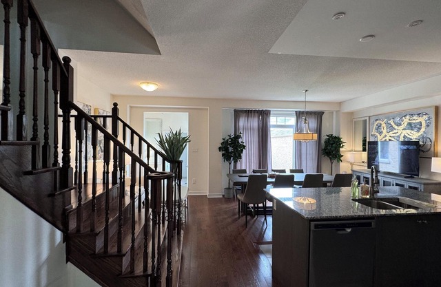Kleinburg Luxe Crown Town Residence