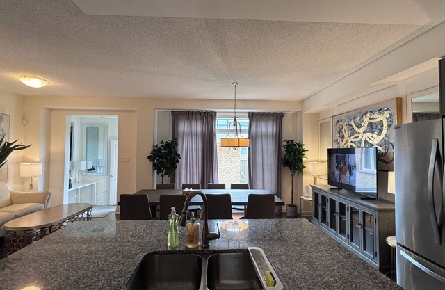 Kleinburg Refined Crown Town Residence
