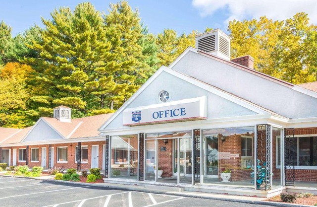 Knights Inn Lenox