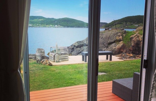 Die private untere Suite von Knight's Landing befindet sich in Moretons Hbr am Meer.