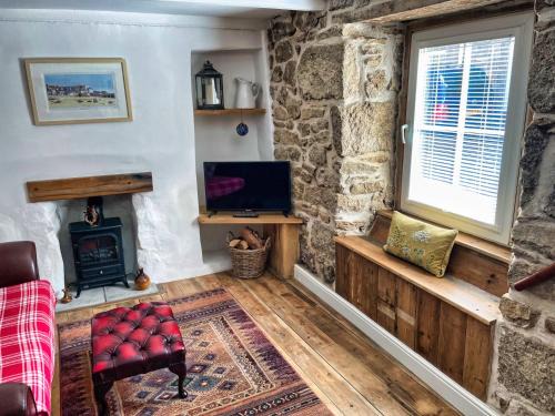 Knocker Cottage is a 3 bedroom made up of 1 double bedroom and 2 small double bedrooms in small village 10 min to beaches