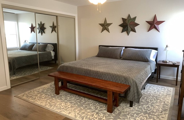 Knollwood Gardens Cozy Townhome *Newly remodeled*