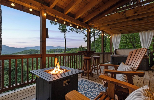 Knotty Bear: Cozy Cabin, Breathtaking Mountain Views, Hot Tub, Fire Pit