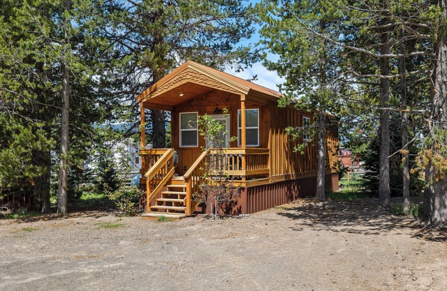 Knotty Bear tiny home 20 miles to West Yellowstone. WiFi - BBQ - fully equipped kitchen