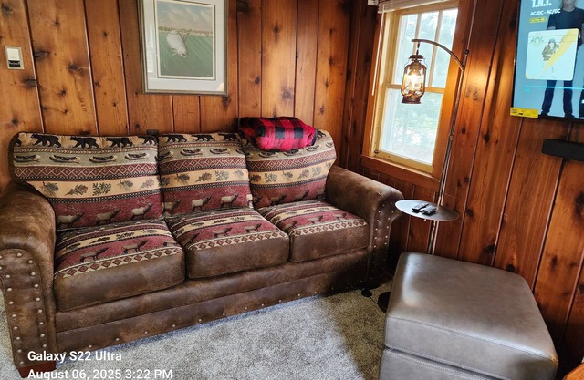 Knotty Pine Cabin: 2 bdrm 1 bath, New Sealy Queen mattresses, <1mi. thumb lake.
