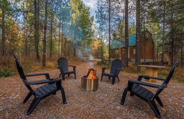Knotty Pine, Fire Pit, AC, 7 Minutes to Glacier