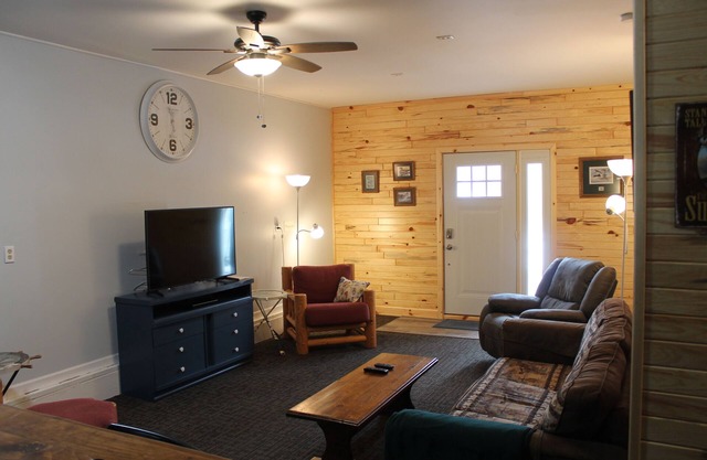 Knotty Pine Retreat am Hubbard Lake mit privatem Zugang zum See nur wenige Schritte entfernt