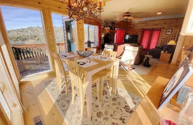 Koka`s Panda House, Cozy cabin, wood fireplace, great view of Elk Ridge Valley