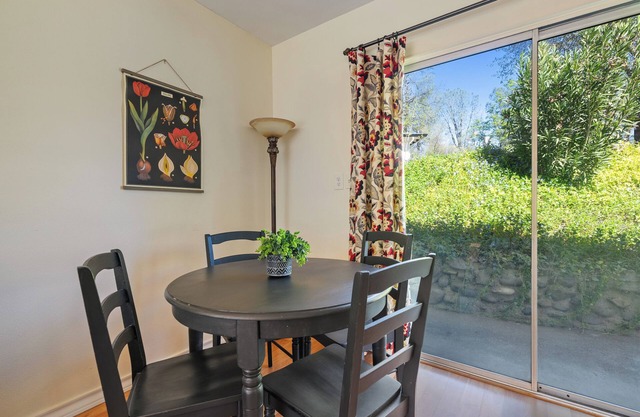 Kokanee Cottage - Furnished Studio - Beautiful setting - 30 day rate discounts!