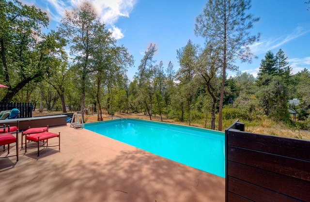 Kokanee Grove ~ Shasta Lake 2ac Estate ~ Pool/HotTub/GameRoom ~Central Location!