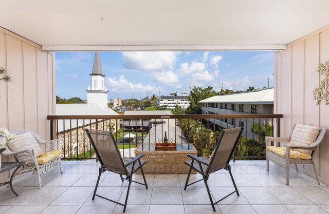 Kona Plaza#414 Top Floor Unit in Heart Of Kona Town: AC & Elevators!