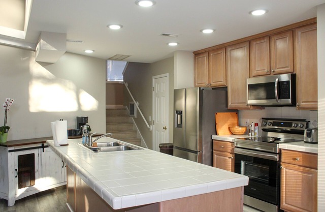Konas Loft - Modern Two Bedroom with spacious backyard