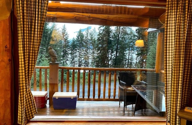 Kootenay Lake (Gray-Creek, BC) - Log Home Cabin
