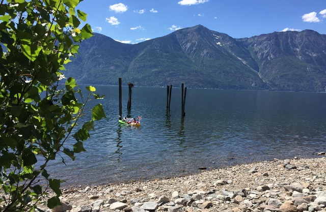 Kootenay Lake Lodge Berghütte: Küche, Bad, Zugang zum Strand und kostenloses WLAN