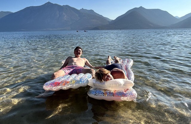 Kootenay Lake & Mountain Luxury Cabin. Stunning Views! Private Beach! Sleeps 2-6