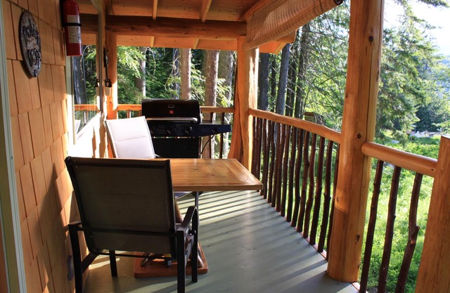 Kootenay Lake Timber Frame Cabin (Crawford Bay) In der Nähe des öffentlichen Sandstrandes.