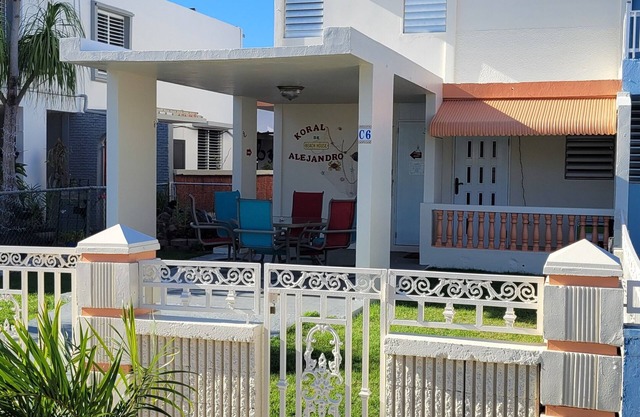 Koral de Alejandro Beach House-Walking distance to beach, town and Fun! Charming
