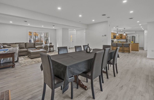 Kosher Home -2 min Walk to Shul -Hot Tub-Pool-Game Rm