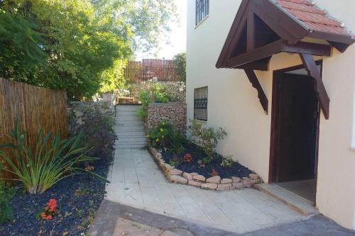 Kosher 'Villa Rosa' Moshav Aderet, Ella Valley nr Bet Shemesh