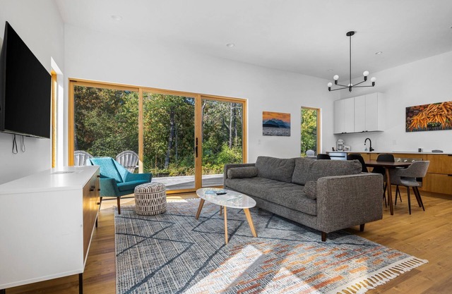 KOTI 7 (Two Bedroom) Traverse City's Scandinavian Cabins, vacation home on TART & mins to Traverse C