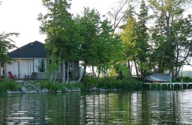 Kozy Korner - Wrap-Around Waterfront with Great Views, Swimming, Fire Pit & More! 1.5hrs from Toronto!