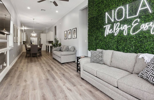 Krewe of New Orleans, Walk to Streetcar & Freret St.