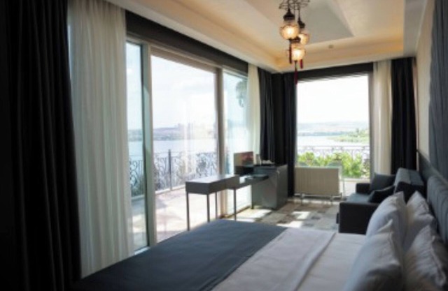 Kronos Hotel