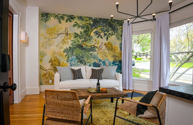 Kubli Haus - Suite #1 ~ Luxury, Style & Location, 1 block to Britt