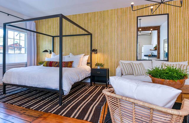 Kubli Haus - Suite #2 ~ Luxury, Style & Location, 1 block to Britt