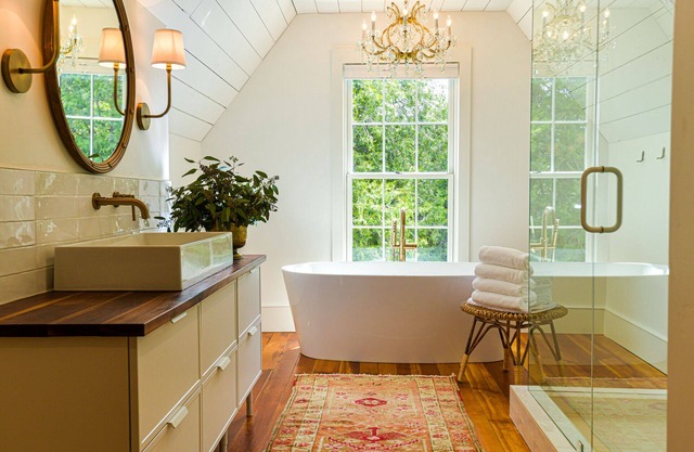 Kubli Haus - Suite #3 ~ Luxury, Style & Location, 1 block to Britt