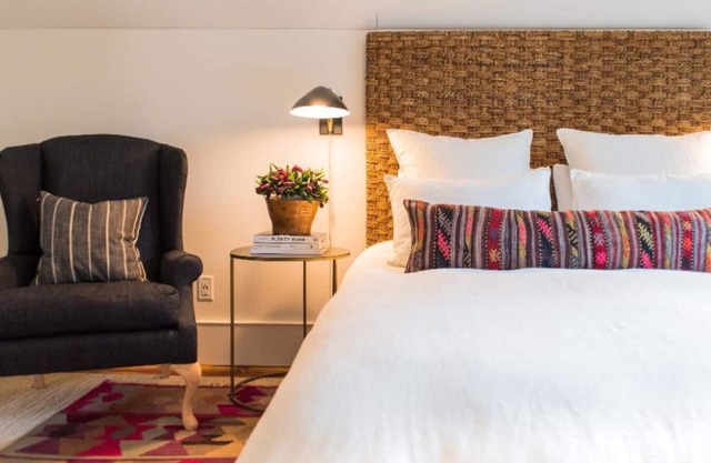 Kubli Haus - Suite #4 ~ Luxury, Style & Location, 1 block to Britt