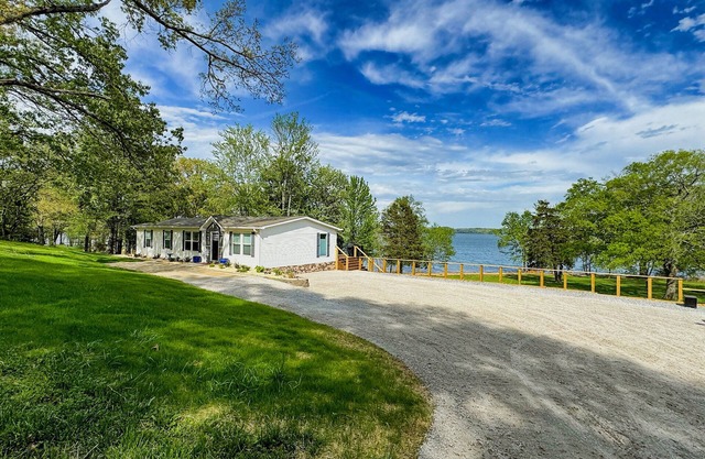 KY Lakeshore Retreat -Waterfront Views, Dock, Deck, Large Parking -NEW 2024