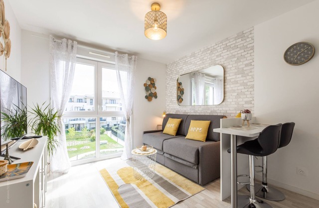 L'Atelier des Rêves -Studio-Modern-Ensuite Dusche-Blick auf den Hof