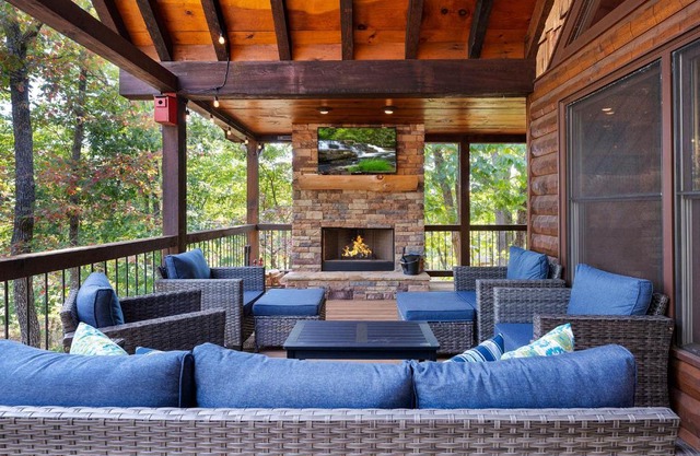 L Attitude Adjustment - Mineral Bluff GA - Enjoy king suites, a hot tub, a game room, a wood-burning fireplace, and a fenced yar