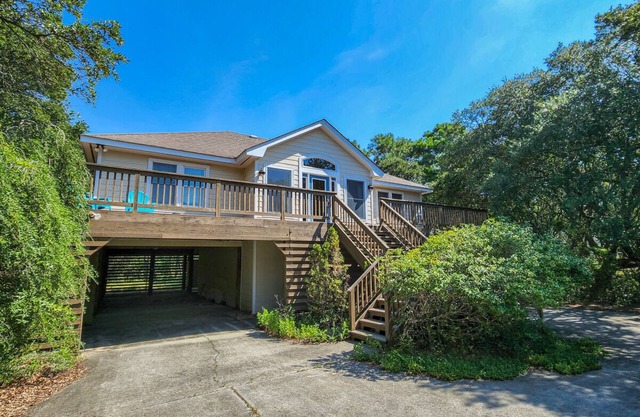 L'ESCALE - Soak in the summer sun this oceanside 4 BR home!
