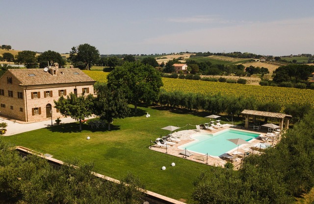 L'Olivo, App in einer typischen Villa mit Pool 7 km vom Meer, Senigallia, Marche
