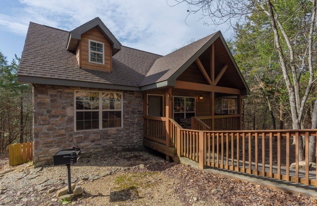 L037, Lazy Pines 2-bedroom cabin with WiFi, AC in marvelous Branson West