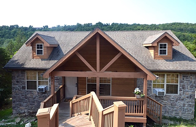 L048, 2-Br Luxury Cabin, Overlooking Roark Valley