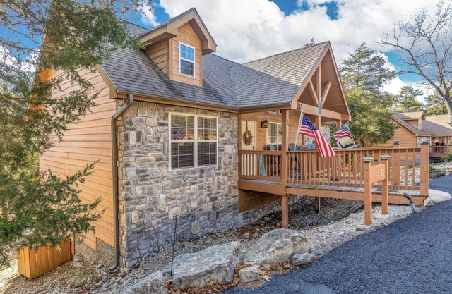 L051, "Almost Heaven" 3-BR ForestView Cabin Sleeps 8