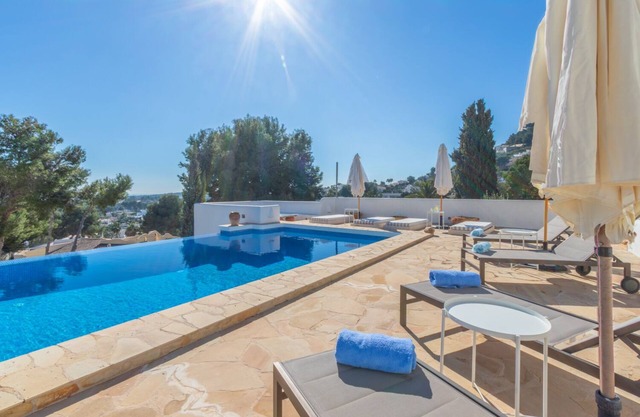 Das La Aldaba, eine luxuriöse Villa auf Ibiza mit Meerblick, bietet Mai